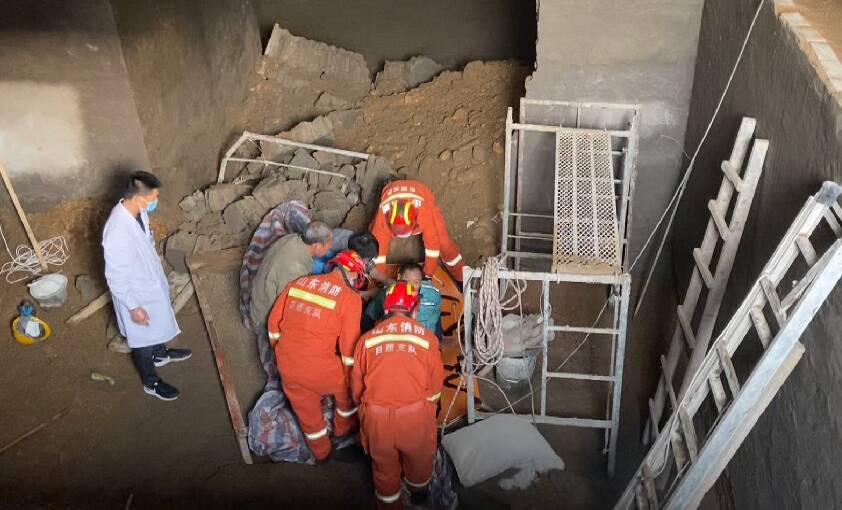 日照：3米深坑墙壁坍塌砸伤工人 消防多功能担架上下联动顺利救出