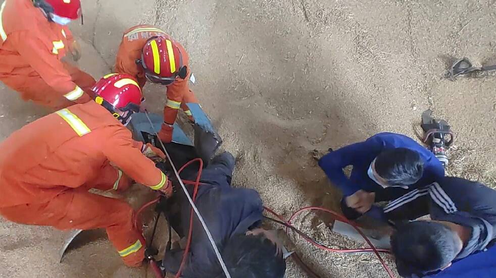 卷扬机卡住了工人右腿  菏泽消防多种器械破拆紧急救援