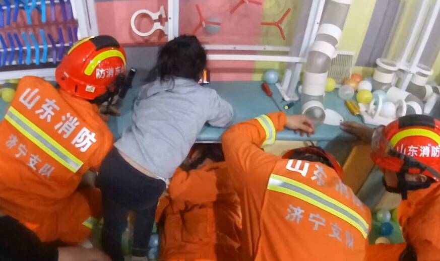 女童胳膊被卡游戏机 济宁消防紧急破拆救援
