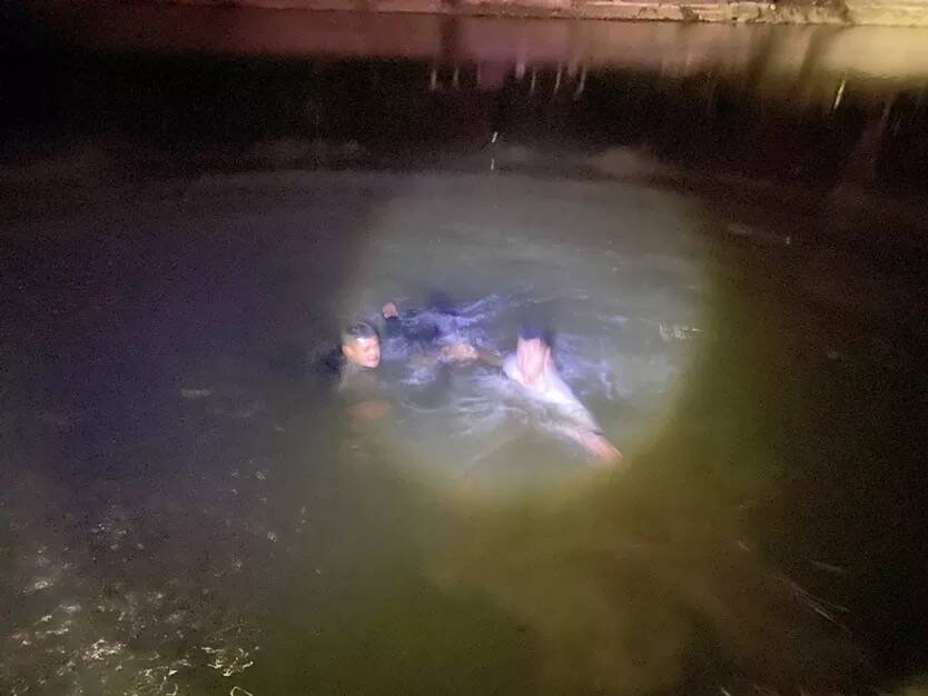 一男子深夜不慎坠河，枣庄民警飞身入水45秒生死救援