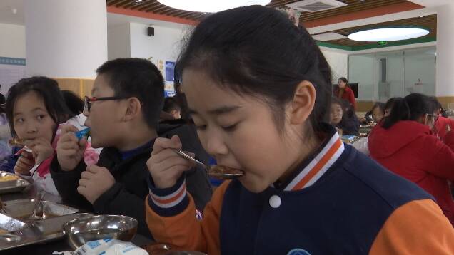 潍坊：“开学第一餐”营养又丰富 “光盘行动”从娃娃抓起