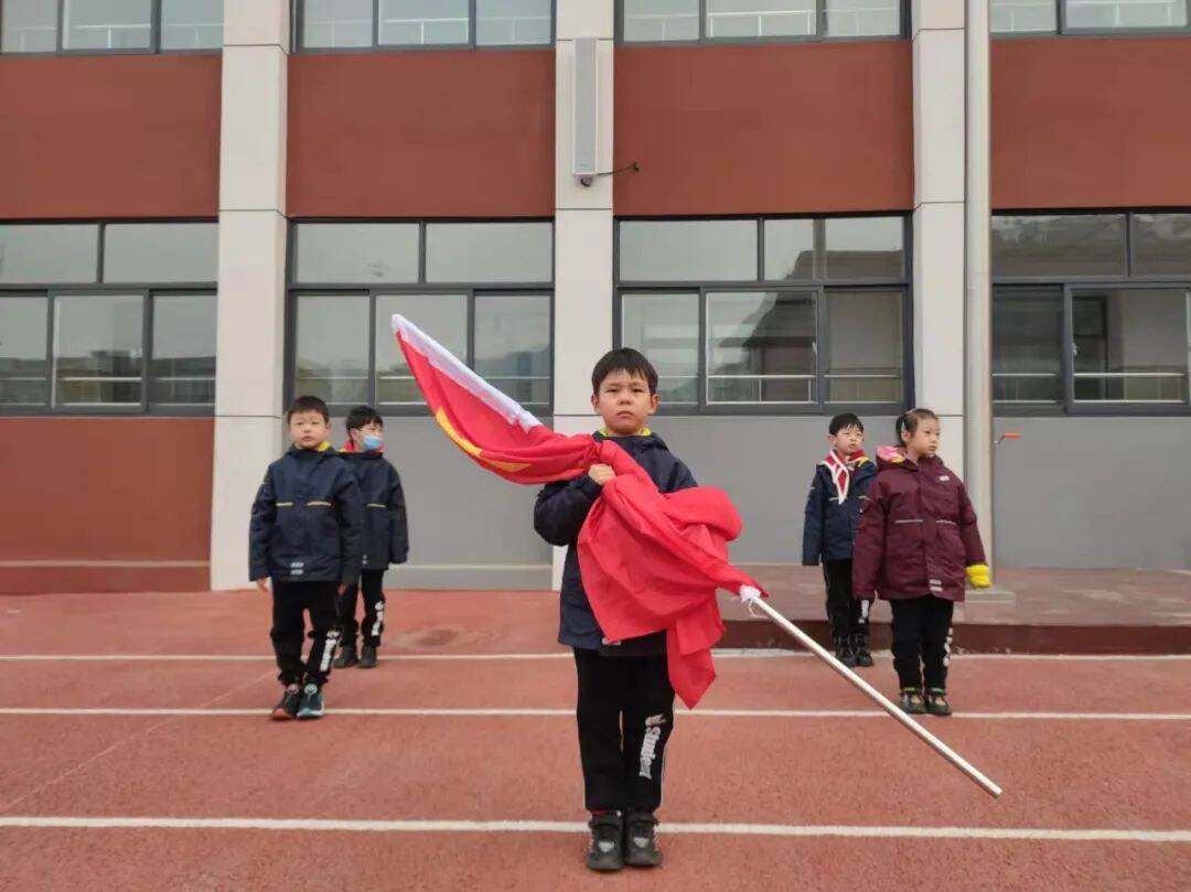 一起向未来 济南一学校举行新学期开学典礼暨升旗仪式