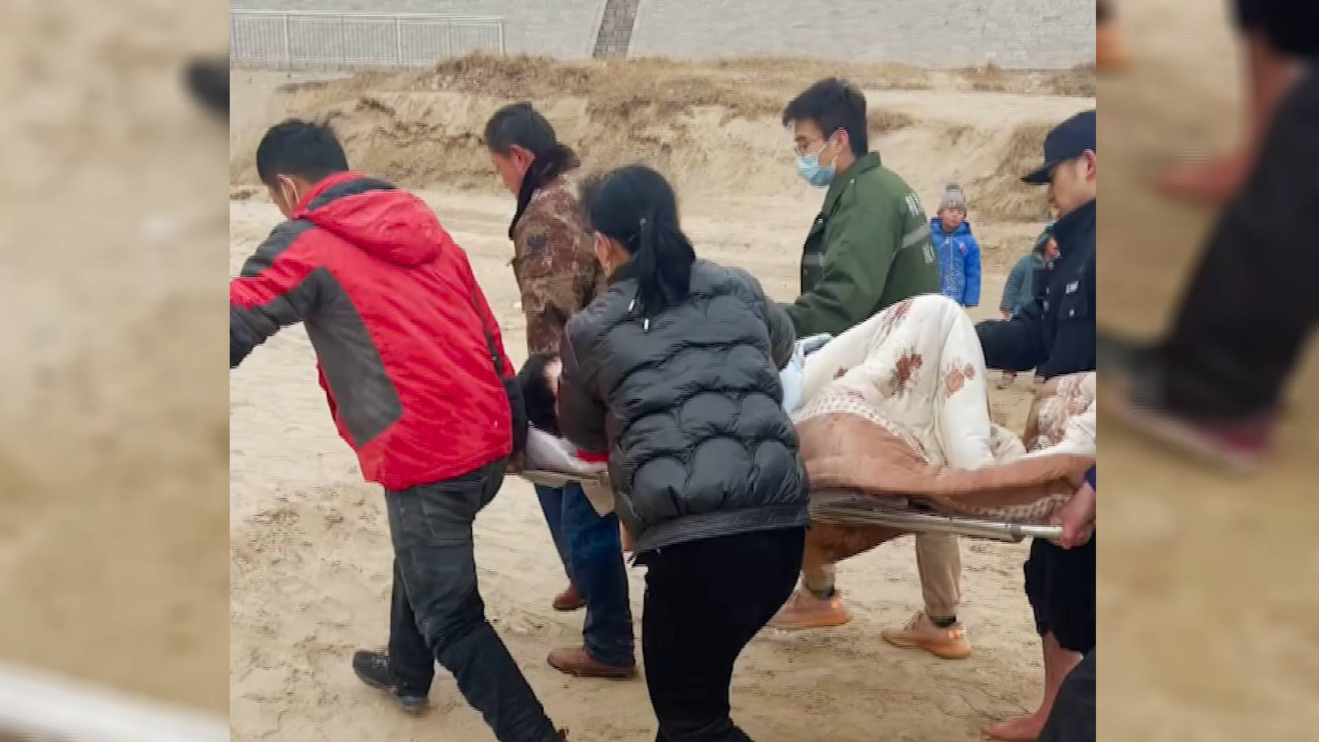 女子身陷黄河淤泥 90分钟成功救援后他累瘫在岸边