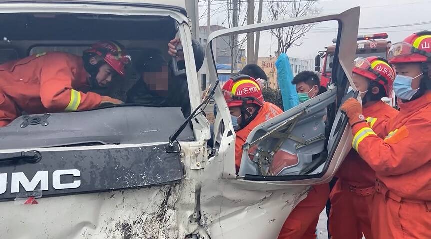 两车追尾驾驶员被困 济宁消防雪中紧急救援