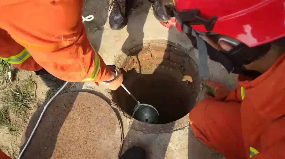 潍坊：老人不慎坠入机井 消防员倒挂下井救援