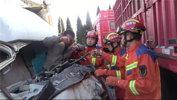 集厢货车与货车相撞一人被困 东营消防现场救援