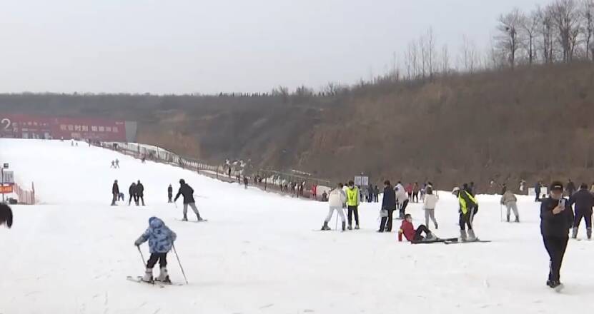 全民滑雪热！冬奥期间每天超1000淄博市民上雪场 滑雪教练供不应求