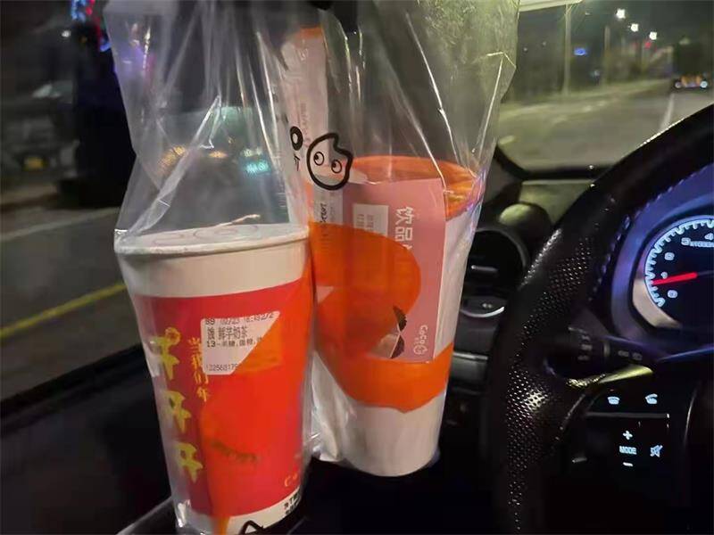 “警察同志，辛苦啦！”威海民警巡逻途中被外卖小哥“塞”了两杯热奶茶