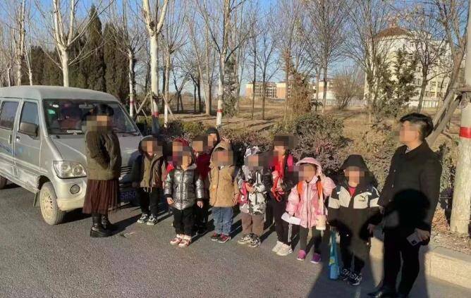 滨州：核载5人的面包车挤了10个幼儿园孩子