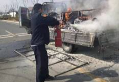 路遇货车起火 潍坊公交驾驶员冲上去出手相助