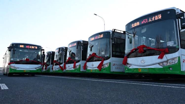 政府惠民公交先行 烟台第三批纯电动空调公交车上线运营