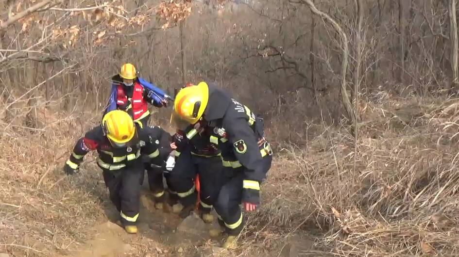 七旬老人登山时失足跌落 烟台消防徒步两公里救援