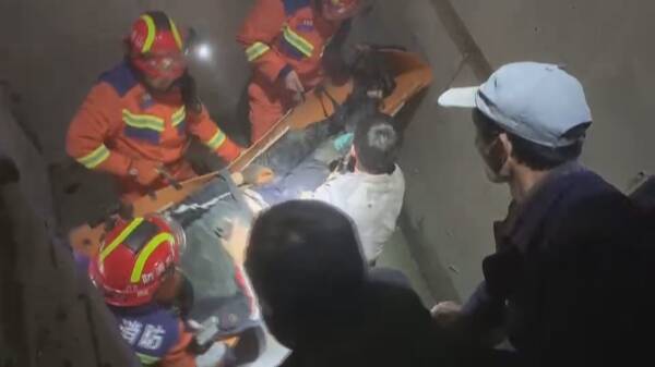 东营一名工人不慎跌入6米电梯井 消防紧急救援