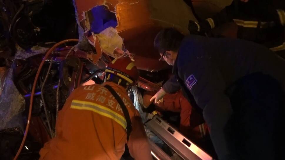 威海：消防员当“人肉垫子”近一小时 只为救出被困司机