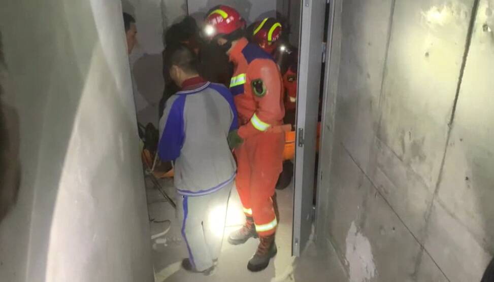 东营：工人不慎跌入6米电梯井 消防紧急救援