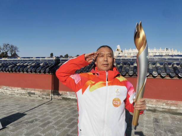 中国联通退伍老兵颜景安担任北京2022年冬残奥会天坛公园第28棒火炬手