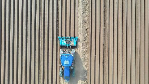 潍坊：用手机就能干农活 智慧农机让春耕更快捷
