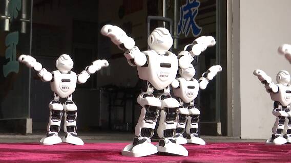 潍坊：无人机、机器人进课堂 师生近距离感受人工智能魅力