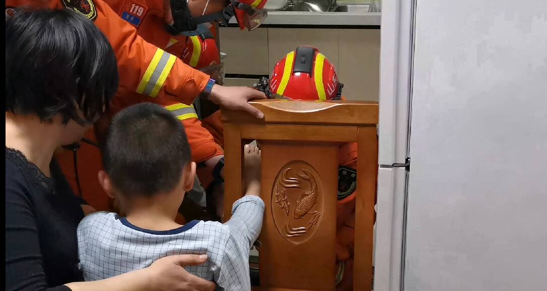 又见“熊孩子”！济宁5岁男童右脚被椅子卡住 消防员巧脱困