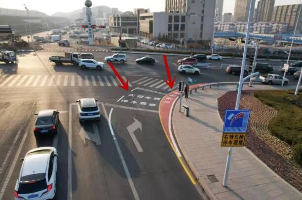 ​大型车辆“右转必停”措施在威海推行 环山路和科技路交叉路口已投用