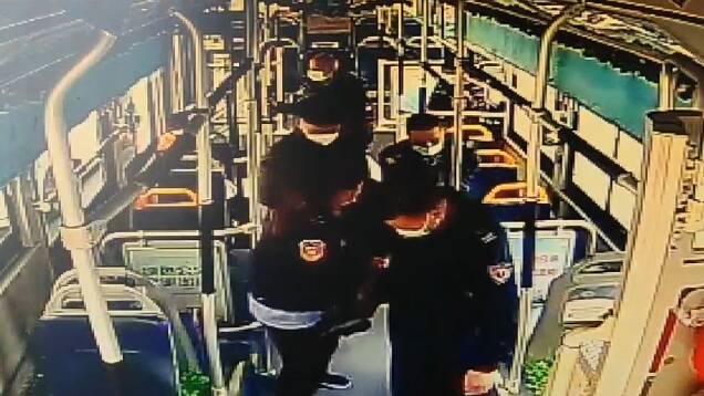 潍坊：老人乘车时突然昏迷 公交驾驶员上演“教科书式”急救