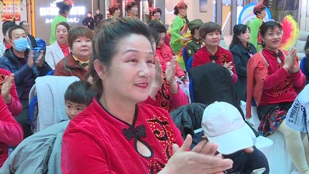 潍坊市潍城区：退休老人载歌载舞欢庆妇女节 展现最美“夕阳红”