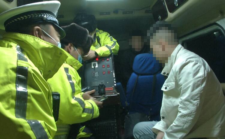 济南：男子涉嫌无证醉驾，民警还在后备箱发现了“氧气管”