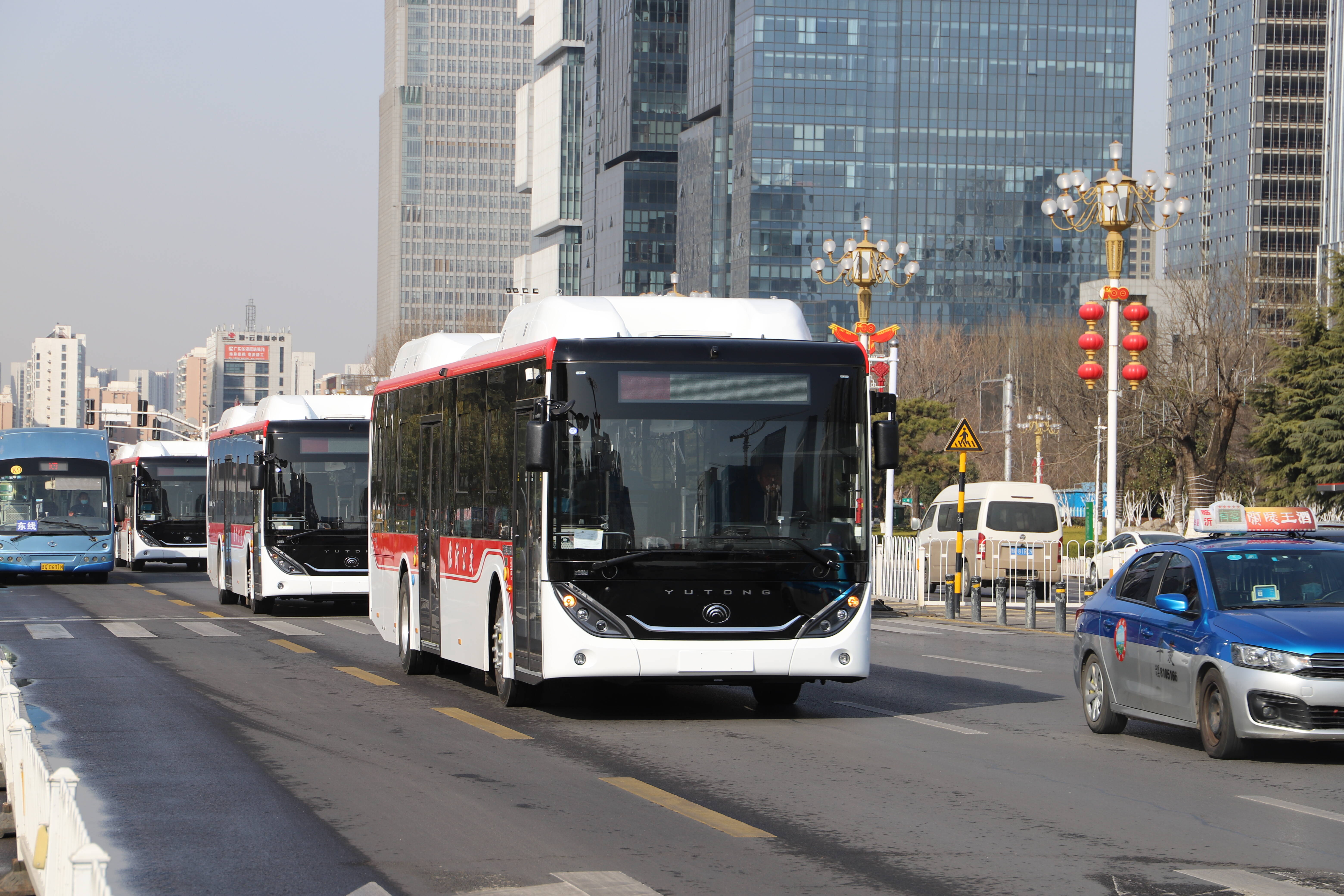 加密7条客流量较大的线路、开通5条助学线路……临沂2022年第二批新能源公交车正式上线！