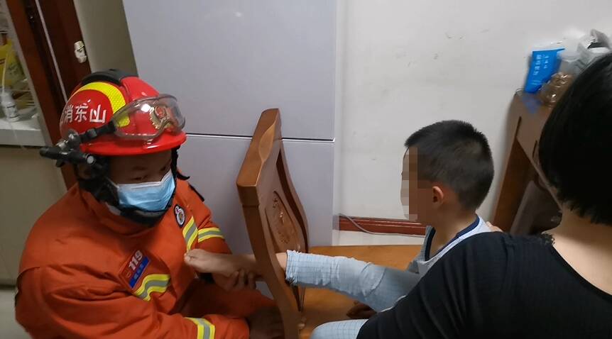 5岁男童右脚被椅子卡住 济宁消防员助其脱困