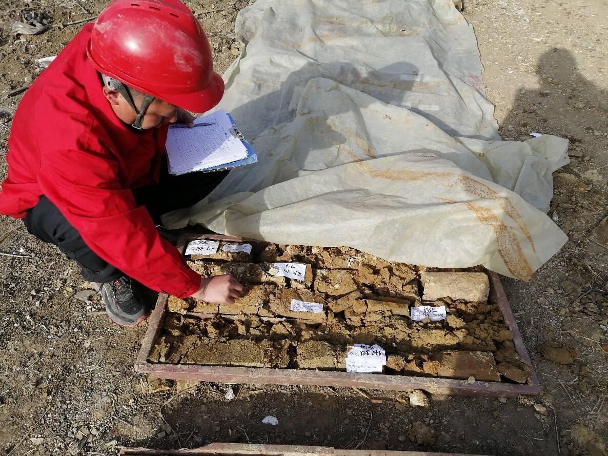 野外地质工作以来,截至今年三月上旬,他们已完成工程地质钻孔编录八千