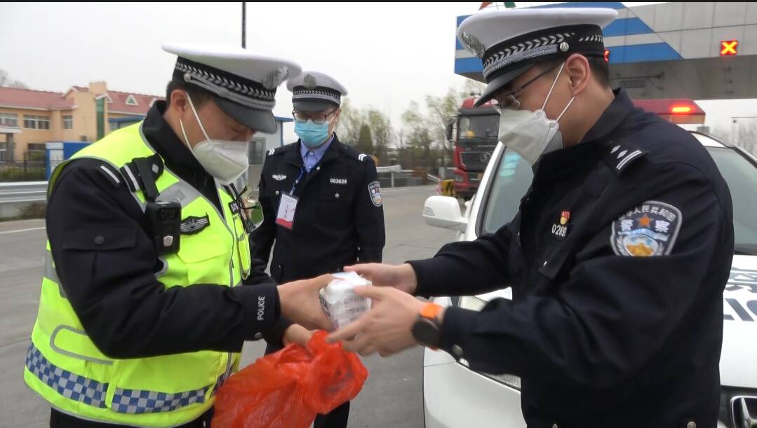 淄博张店交警“爱心快递”紧急为群众跨区县送药