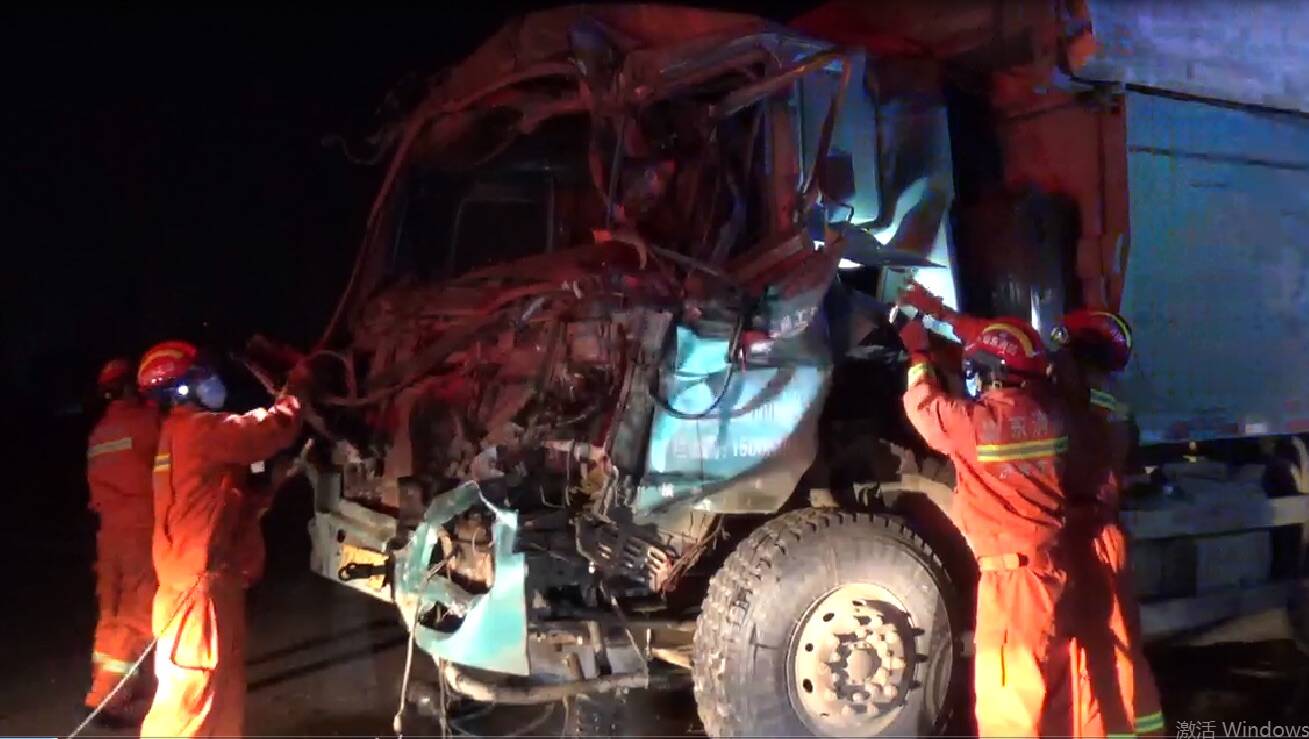 两渣土车凌晨街头相撞车头严重变形济南消防紧急救援