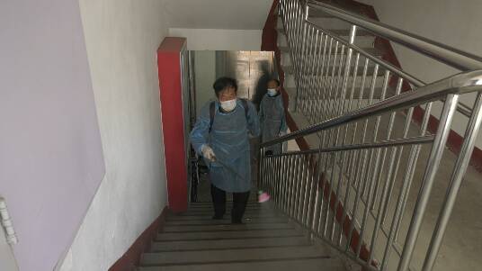 潍坊峡山区：小区环境消杀、全员核酸检测“齐头并进” 构筑疫情防控“安全墙”
