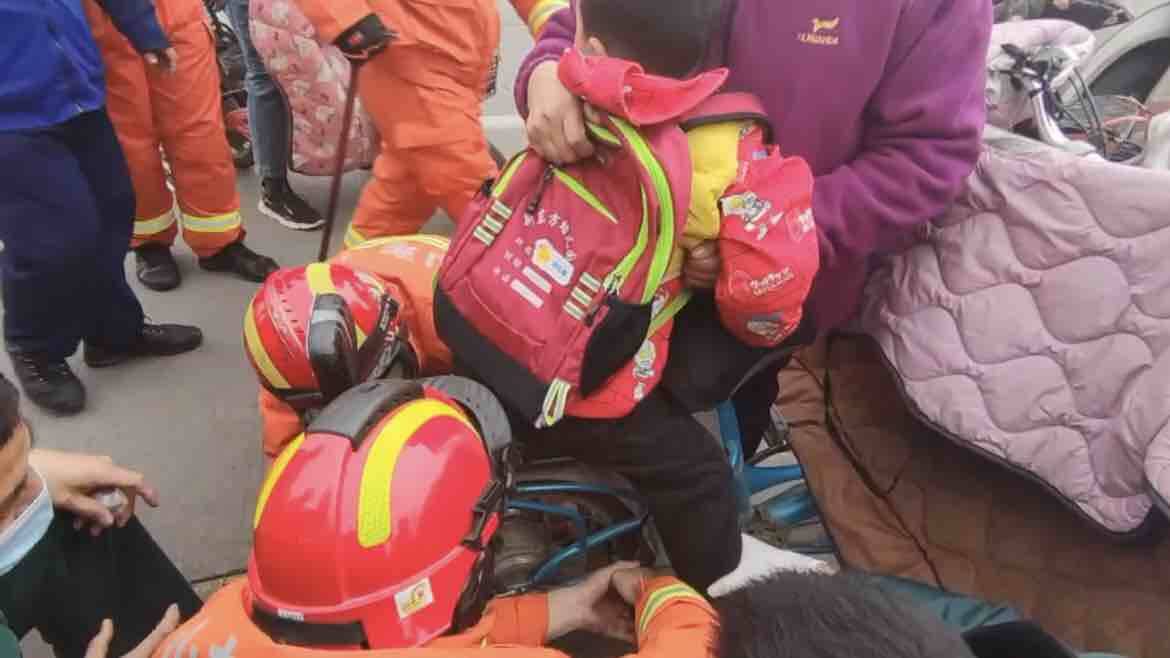 4岁男童脚卡车轮 枣庄消防两分钟快速解救