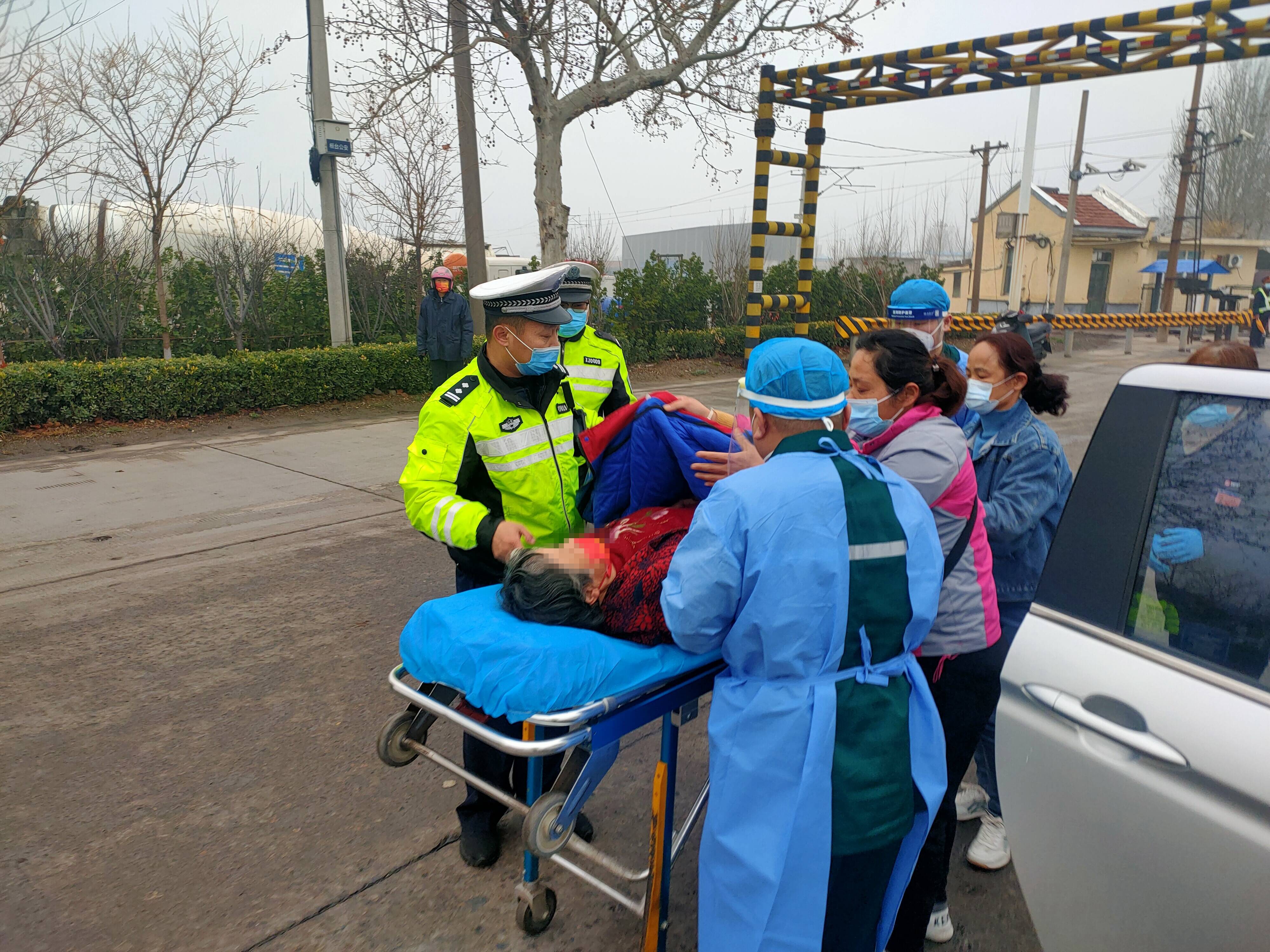 淄博交警：疫情防控援助群众的暖心警事