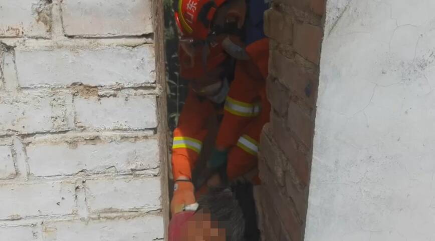 老人被卡30公分墙缝 济宁消防紧急救援