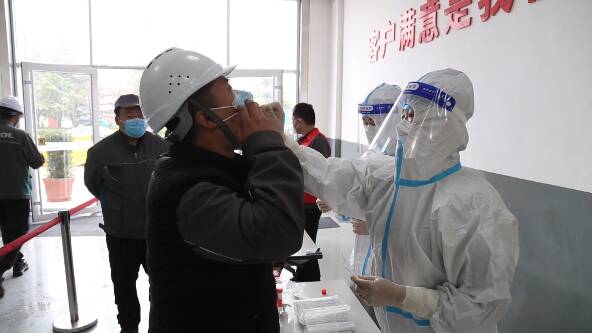 潍坊市坊子区：核酸检测点设在企业里 防疫、生产“两不误”