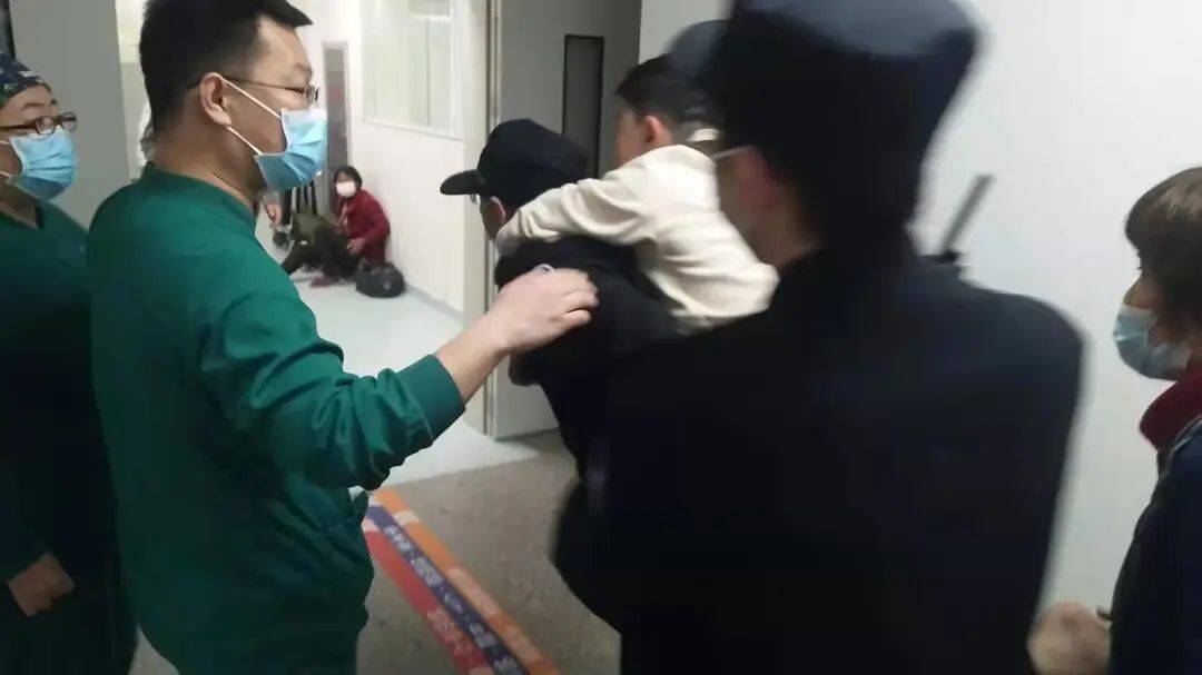 “你要相信警察叔叔！” 13岁男孩突发疾病 济南民警背起他飞奔300米送往急救室