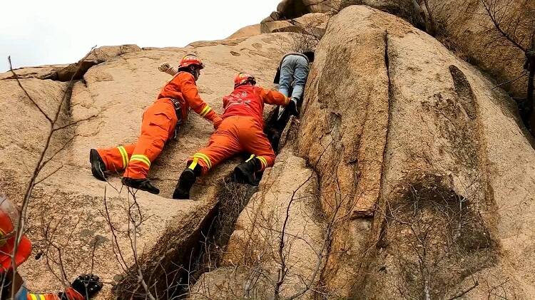 消防员化身“蜘蛛侠” 500多米峭壁营救被困男子