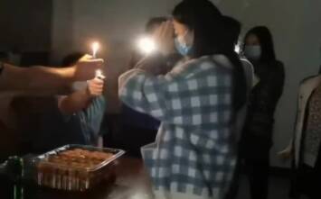 荣成：社区人岗位上过生日 同事打火机当蜡烛送祝福