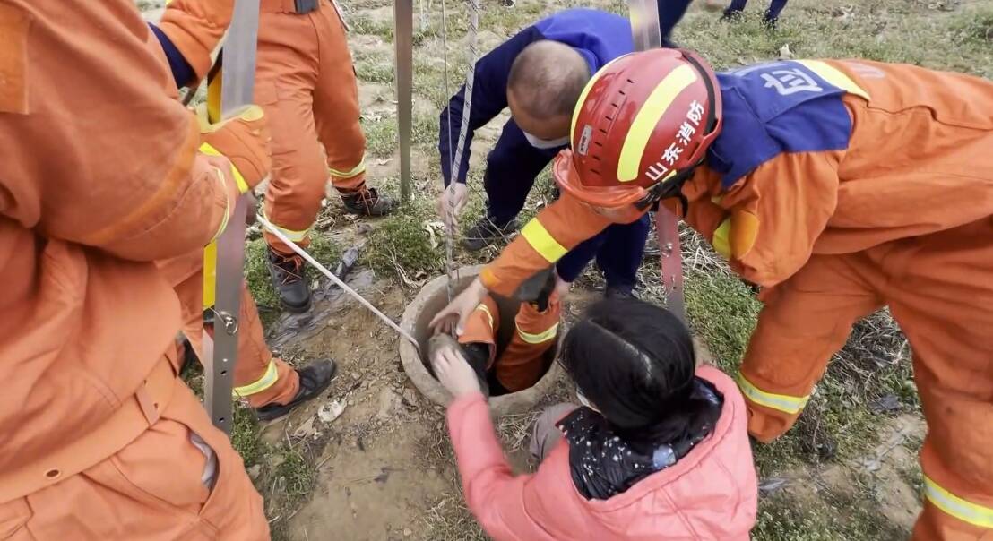 临沂：一女童不慎掉落井中 消防员利用索降倒立下井救援