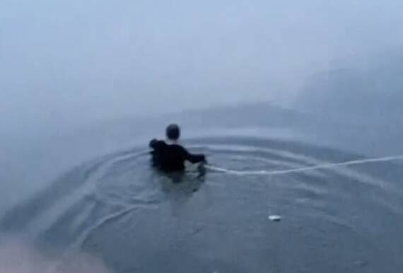 烟台：男子不慎落水 热心市民下水将他救上岸