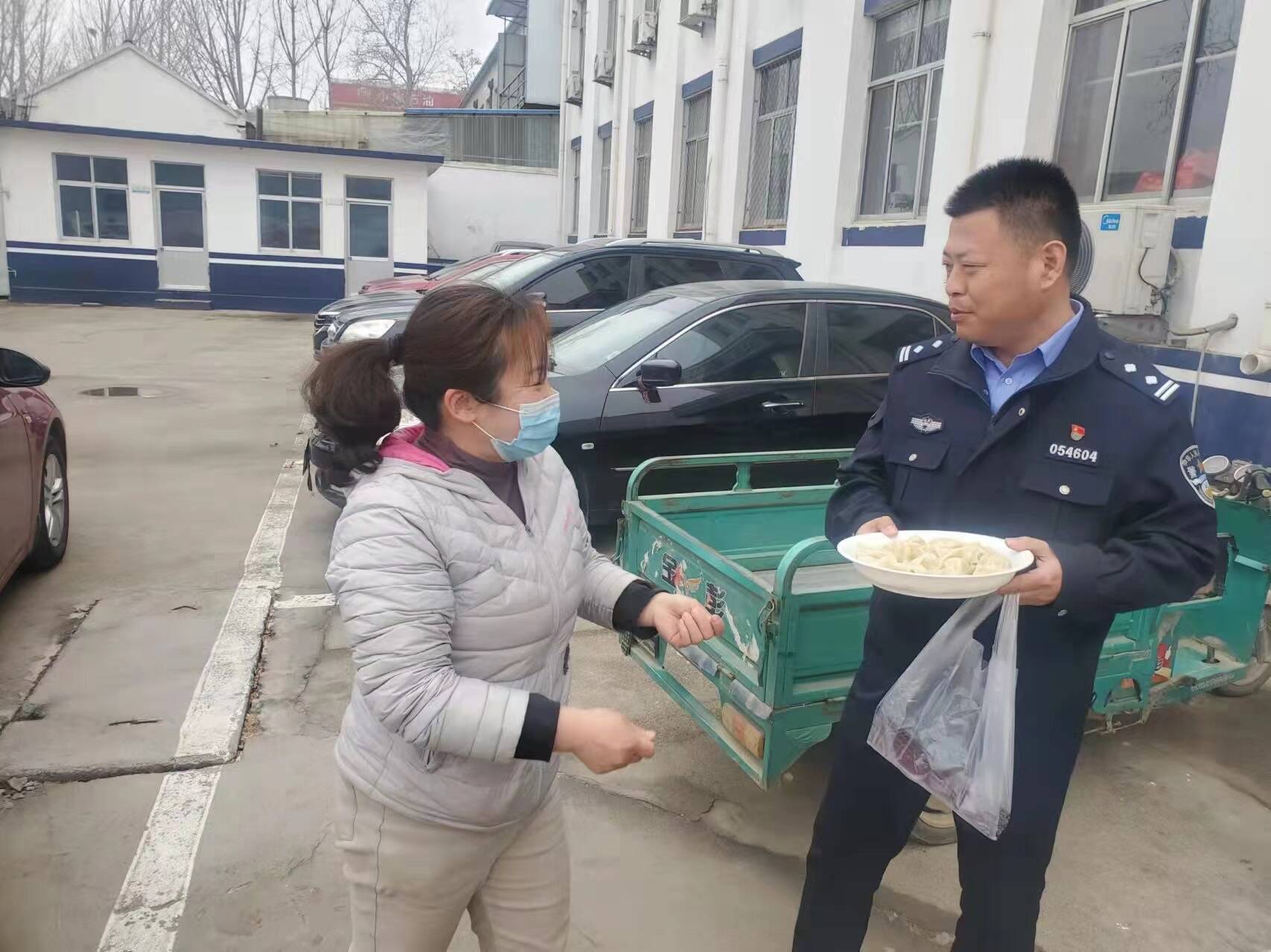 安丘：民警坚守在战疫一线 警嫂送来热腾腾的饺子