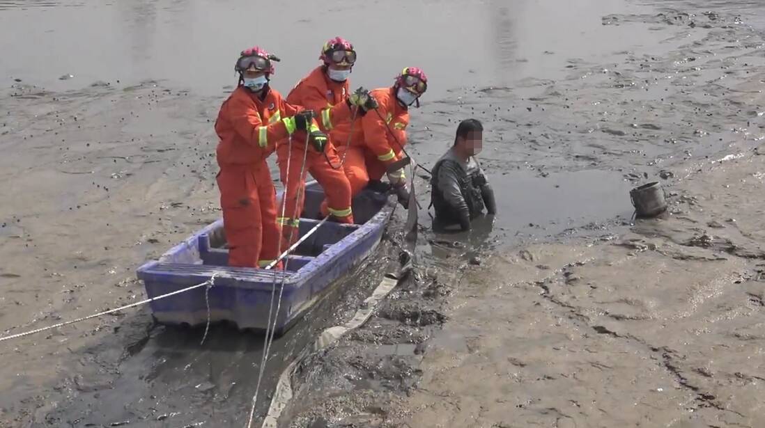 德州一男子捕鱼深陷淤泥 消防员、村民上演“拔河式”施救