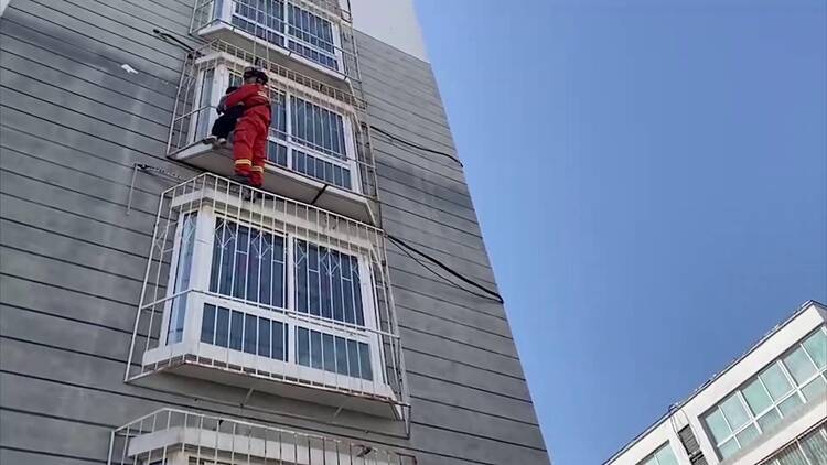 最有力的抱抱！4岁男孩悬挂防盗窗外命悬一线，“蜘蛛侠”消防员爬楼救援