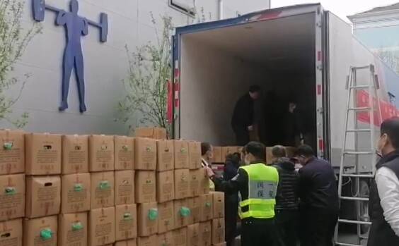 已抵达，正卸车！临沂市捐赠的第二批蔬菜抵达上海