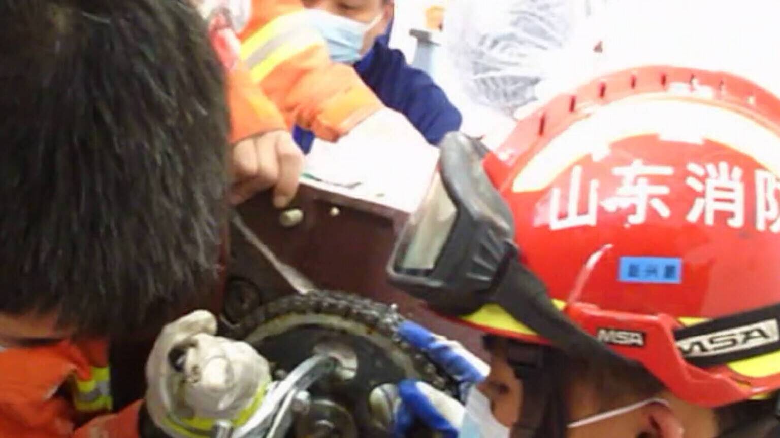 女子手卡压面机 消防队员科学破拆成功救人