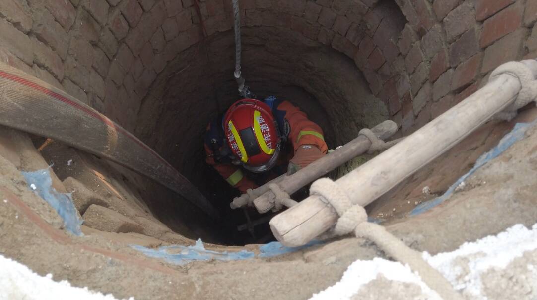 淄博：一男子踏青不慎坠入8米地下姜窖 消防单兵下窖30分钟救出