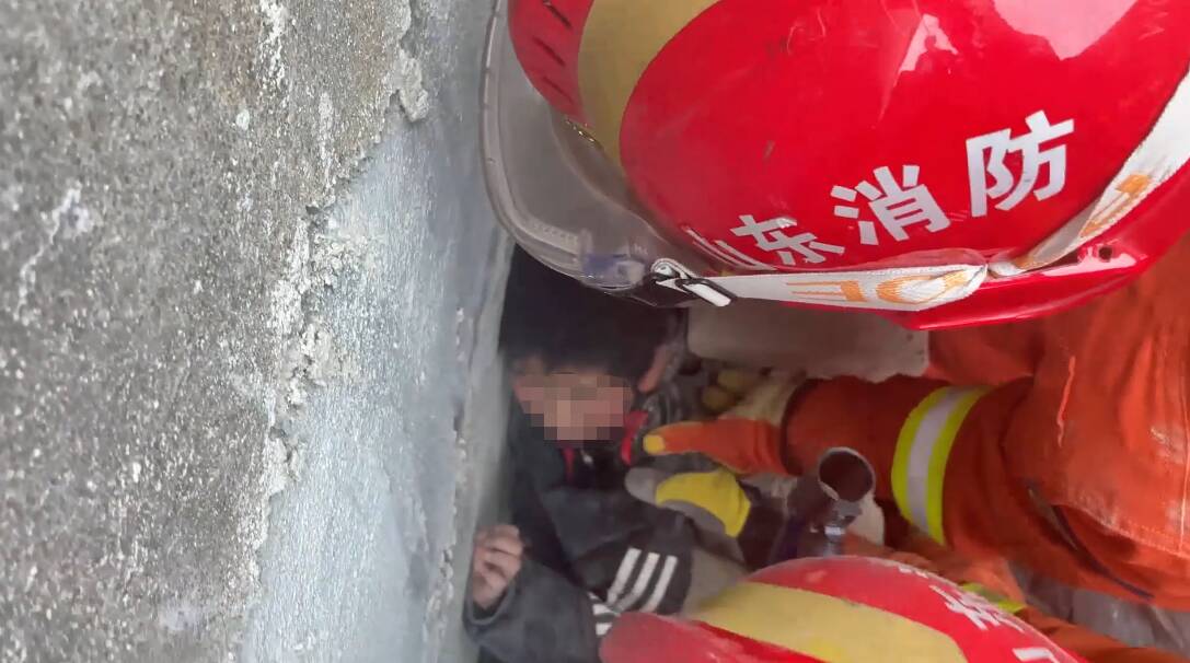 聊城：男童贪玩被卡15厘米宽墙缝 消防员拆墙40分钟救出