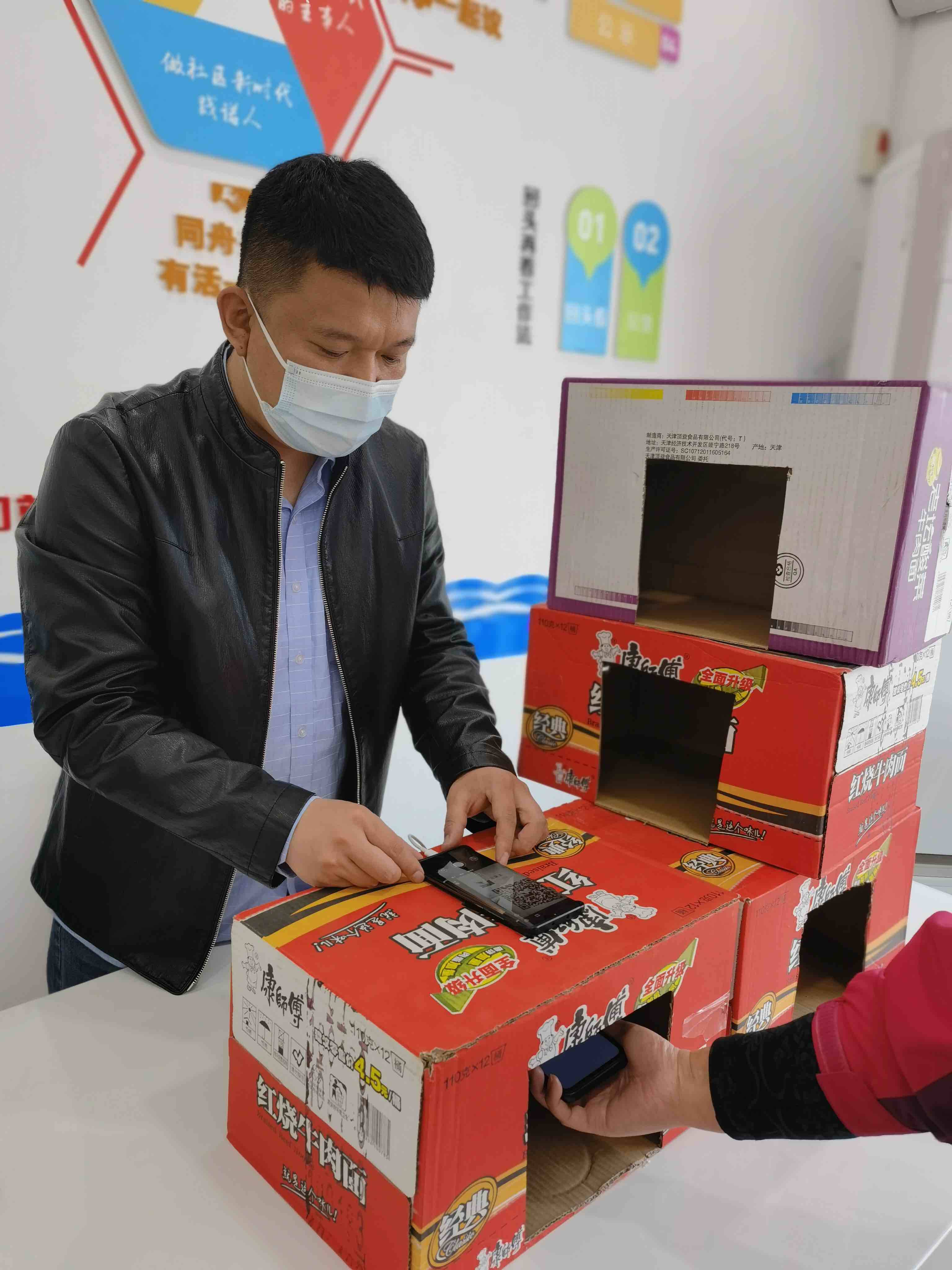 劳动人民智慧多！济南一小区志愿者自创发明“防反光盒”  助力防疫获好评
